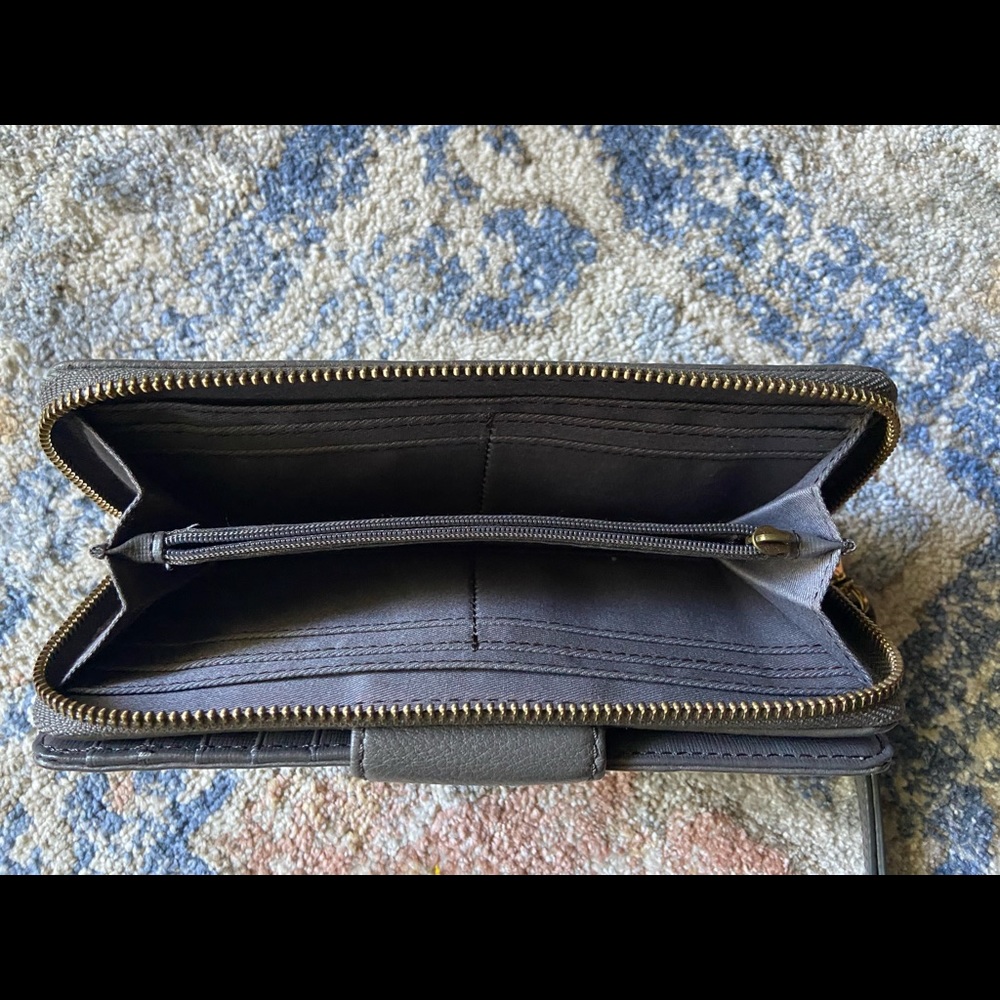 Barely Used Gray Fossil Wallet. - image 4